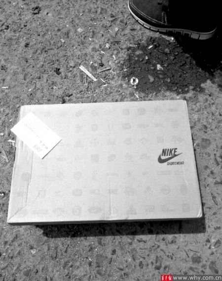 劉先生下單訂購的運動鞋包裝為“耐克”，里面卻是“安踏”。 受訪者供圖