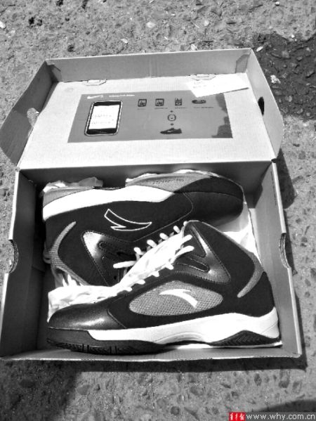 劉先生下單訂購的運動鞋包裝為“耐克”，里面卻是“安踏”。 受訪者供圖