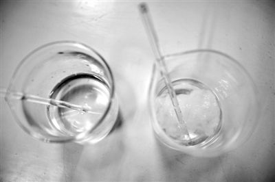 溶解檢測法中，左邊溶入真蠶絲的液體變得渾濁，完全溶解。