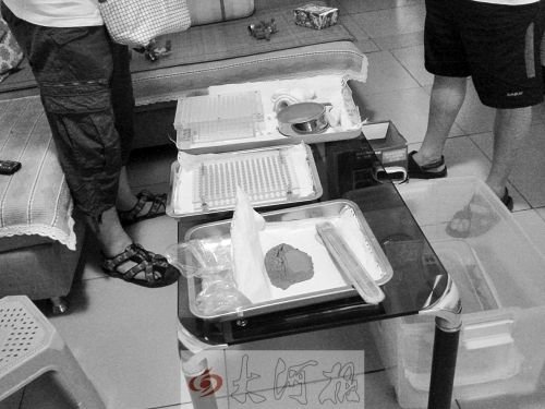 河南胎盤膠囊加工作坊亂象:臟臭廚房內(nèi)加工(圖) 河南胎盤膠囊加工作坊亂象:臟臭廚房內(nèi)加工(圖)