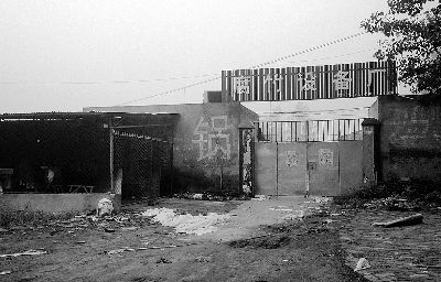 因?yàn)樯馐挆l，內(nèi)黃縣一家腐竹設(shè)備廠已關(guān)門歇業(yè)(隱蔽拍攝)