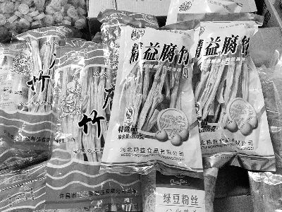 內(nèi)黃腐竹含吊白塊被曝光后，市場(chǎng)上內(nèi)黃產(chǎn)腐竹難覓蹤跡。攤主所售產(chǎn)品大多出自河南許昌和河北保定