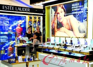 今年以來，雅詩蘭黛等大牌化妝品相繼被檢出不合格產(chǎn)品。（圖片來源：廣州日報(bào) 王燕攝）