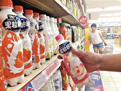 昨日，勁松京客隆超市貨架上，可口可樂果粒奶優(yōu)仍在售?？煽诳蓸饭咀蛉瞻l(fā)表聲明稱，已使用25公斤可能受到肉毒桿菌污染的乳粉，用于生產(chǎn)個(gè)別批次的美汁源果粒奶優(yōu)。新京報(bào)記者 韓萌 攝