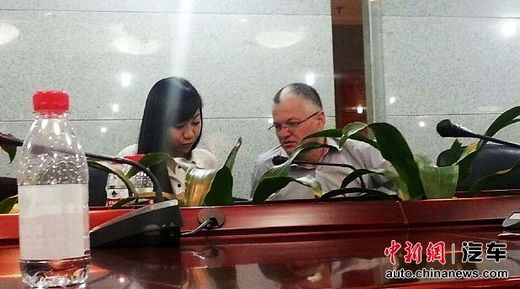 車(chē)主提供在維權(quán)過(guò)程中接觸德國(guó)技術(shù)人員的照片。