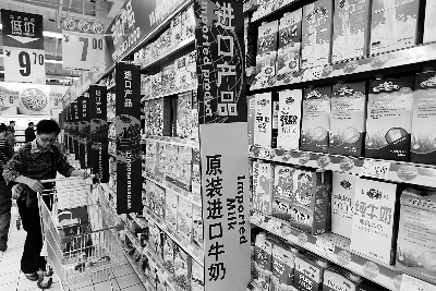 在通州某超市，進(jìn)口奶粉、純牛奶打出“原裝進(jìn)口”的招牌吸引消費(fèi)者購(gòu)買 攝/法制晚報(bào)記者 黑克