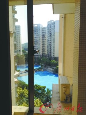 番禺某養(yǎng)老公寓外可見室外泳池。羅樺琳/圖