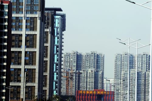 地鐵沿線樓盤林立 記者 王春勝/攝 地鐵沿線樓盤林立 記者 王春勝/攝