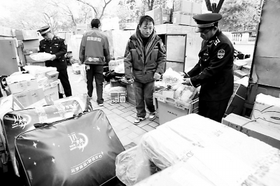 “雙11”貨物太多 快遞分揀占盲道 “雙11”貨物太多 快遞分揀占盲道