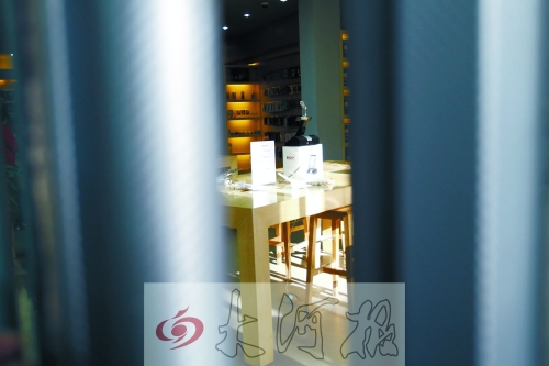 誰(shuí)的胳膊這么長(zhǎng) 能從門(mén)縫偷走桌上ipad