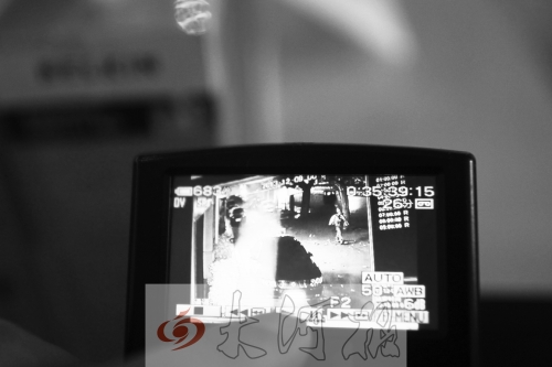 人民路上的這家商店,夜間疑被一男子隔著門(mén)縫用長(zhǎng)竿偷走一臺(tái)蘋(píng)果ipad air。