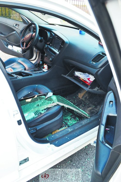 車玻璃被砸碎，車內(nèi)被翻動(dòng)。