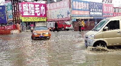 這里積水一個(gè)月不退，商戶傷透腦筋。
