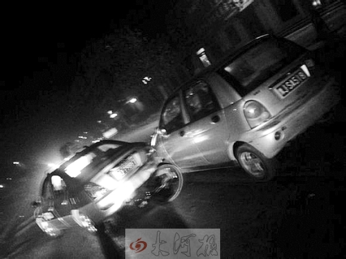 撞上出租車QQ才停下，兩車間還夾著一輛自行車。