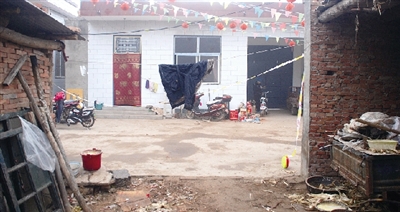 辦喜事扯的彩條還沒有褪色，這個農(nóng)家小院就發(fā)生了慘案。