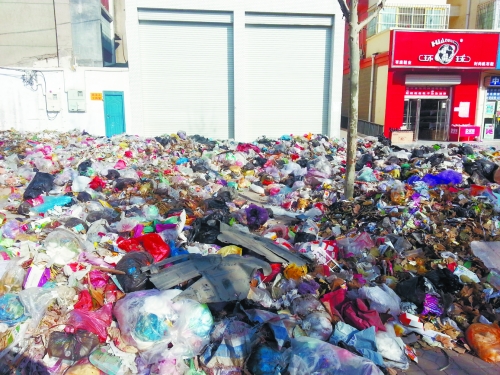 人行道上，垃圾“綿延”30來米。