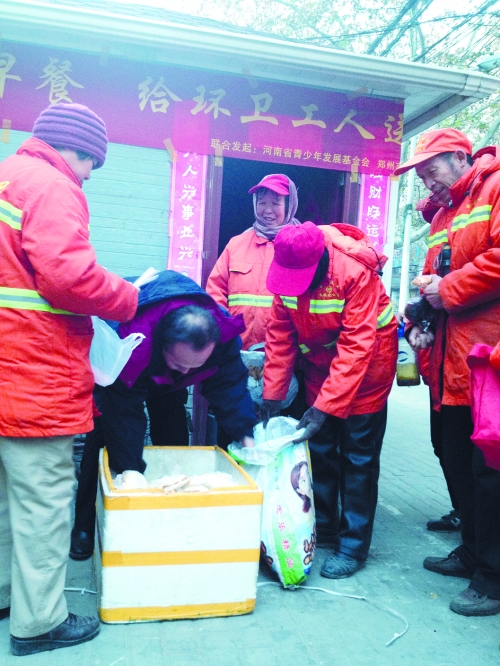 環(huán)衛(wèi)工在領(lǐng)取愛心早餐 環(huán)衛(wèi)工在領(lǐng)取愛心早餐