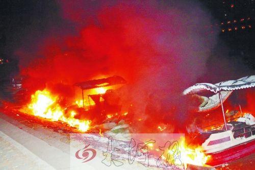 觀光船著火，火光沖天。