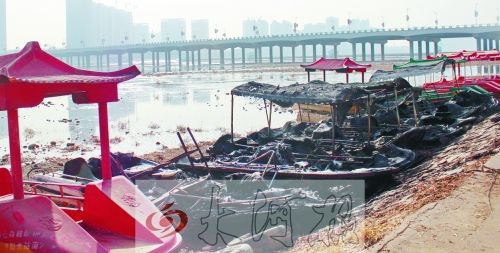 被燒毀的觀光船，殘破不堪。