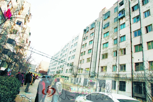 鄭州市瑞達(dá)路啟明村小區(qū)一戶居民家中（紅圈標(biāo)示處），天然氣發(fā)生爆炸。