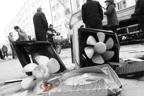 7樓一住戶家中天然氣爆炸，廚房里的排氣扇被炸得掉落地上。