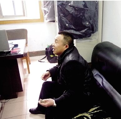 無證開套牌桑塔納轎車的段某，在華中食品城賣酒。