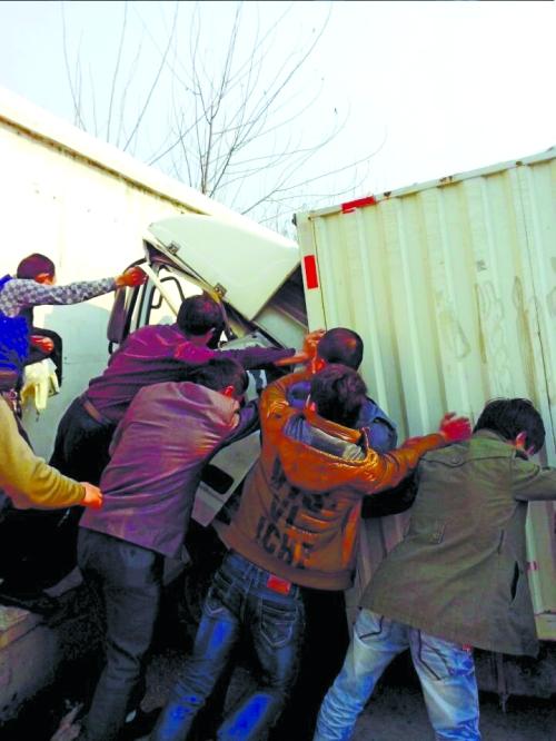 眾人把車往后推，從駕駛室救人