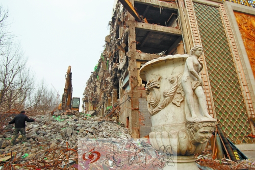 城東路下穿隧道動工，建筑垃圾占據(jù)了人行道。