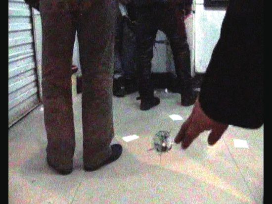 自動取款機(jī)室1厘米厚的玻璃被擊穿