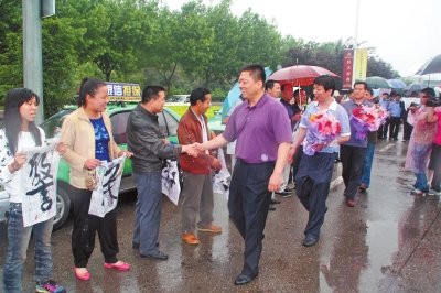 專案組押解嫌疑人回洛，的哥的姐自發(fā)前來(lái)迎接。