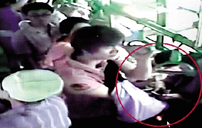 一名小偷拉開了乘客李女士的包，并在包里摸了足足3分多鐘。最終，李女士被偷了2.4萬多元錢?！?翻拍視