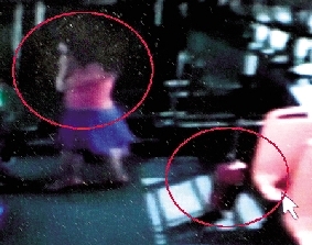 去年10月份的一天，一名女乘客打著電話下了車，包丟在了車上。(翻拍視頻)