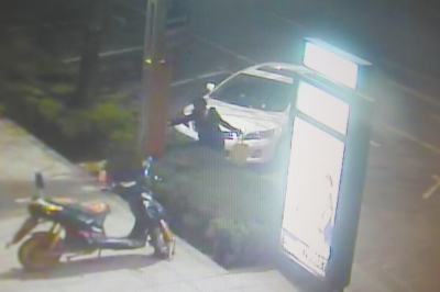 監(jiān)控視頻顯示，一名女子正在往路燈桿和路牌燈箱上噴涂。