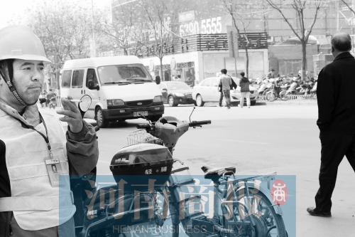  燃?xì)庑孤?消防員演習(xí)變實(shí)戰(zhàn)。而幾米外,有工作人員在抽煙