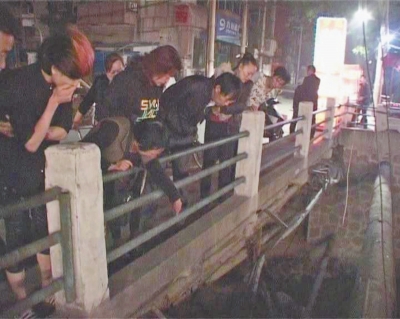 圍觀群眾感嘆橋那么高，被扔下橋的劉先生真是“萬幸”。