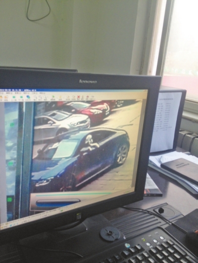 監(jiān)控錄像顯示，肇事車駕駛室內(nèi)有狗頭探出窗外。