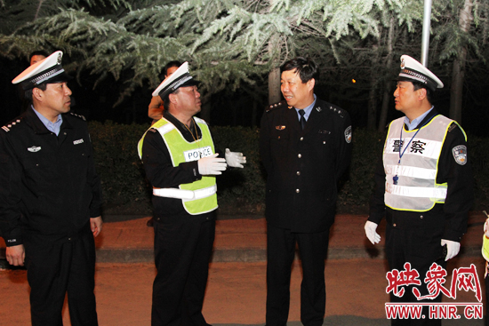 該支隊(duì)支隊(duì)長(zhǎng)石軍(左二)、政委周西漢（左一）在向省總隊(duì)督導(dǎo)組匯報(bào)整治酒駕時(shí)的情景。