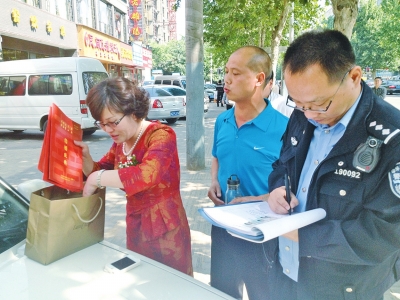 失主在清點、認領失物。