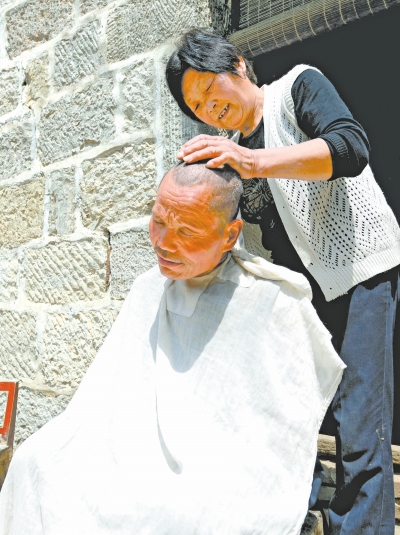 為了照顧兩個(gè)小叔，馬英專門學(xué)會(huì)了理發(fā)。