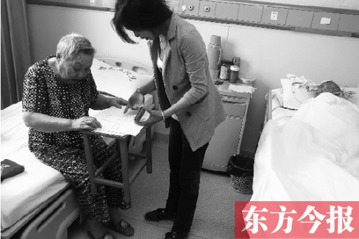 昨日，鄭大五附院二號(hào)樓住院部，馬老太寫下委托書，并簽字摁指印委托女兒代理為昏迷老伴解鎖取錢