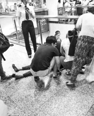 男子繼母被捅傷后跑到站內(nèi)，倒在了地上（圖片來自網(wǎng)絡(luò)）。