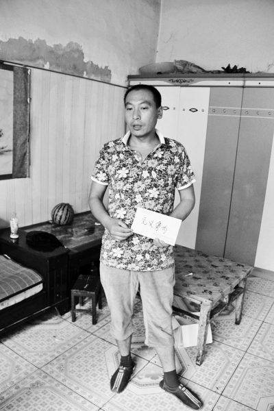 采建新拿的信封里，是南京警方送來的獎金。