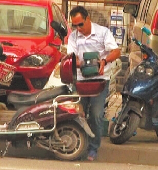 迅速盜得電瓶后,這名男子隨即騎車,載著它們離去。