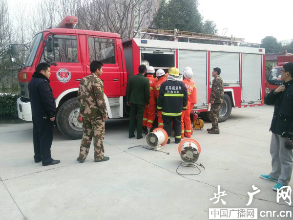 消防官兵趕到現(xiàn)場(chǎng)進(jìn)行營救 消防官兵趕到現(xiàn)場(chǎng)進(jìn)行營救