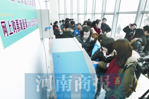 自動售票機安裝在高校內(nèi)，方便了學(xué)生購票返鄉(xiāng)