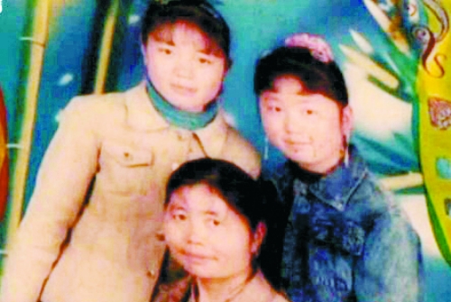 兩個女兒已長大成人,妻子也已歸來,這個分離12年的家庭,離幸福越來越近(翻拍)。