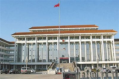 濮陽(yáng)縣違規(guī)、超標(biāo)修建的縣委、縣政府辦公樓。新華社發(fā)發(fā)布