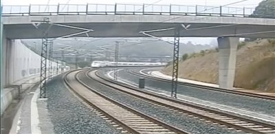 時(shí)速190公里的列車(chē)通過(guò)一個(gè)限速80公里的急轉(zhuǎn)彎。