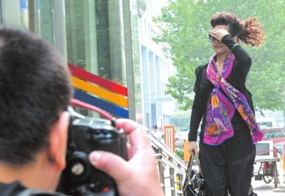 7月22日李某某輪奸案庭前會議，夢鴿擋臉小跑進(jìn)法院。資料圖片京華時(shí)報(bào)記者蒲東峰攝