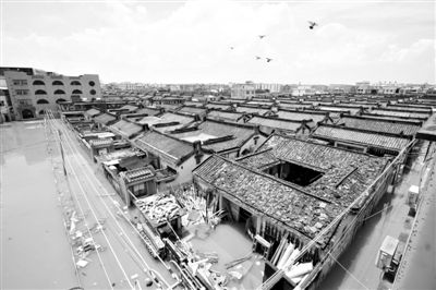 19日，廣東汕頭潮陽區(qū)和平鎮(zhèn)出現(xiàn)水浸現(xiàn)象。連日來，廣東省汕頭市潮陽區(qū)、潮南區(qū)普降暴雨。新華社發(fā)